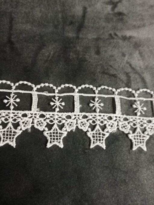 Dentelle étoiles blanche 50 cm