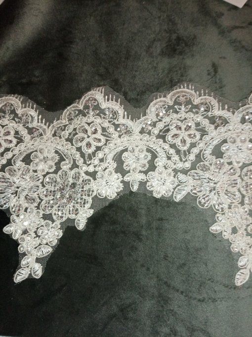 Dentelle blanche sequins 45 cm