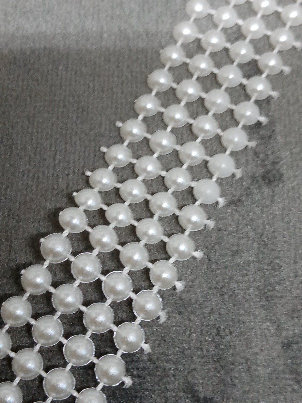 Ruban de perles blanches, 4 rangées de 4mm lg 44 cm