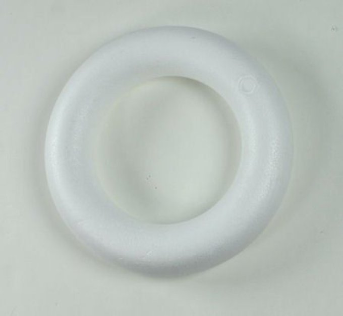 Couronne en polystyrène de 23.5 cm avec dos plat